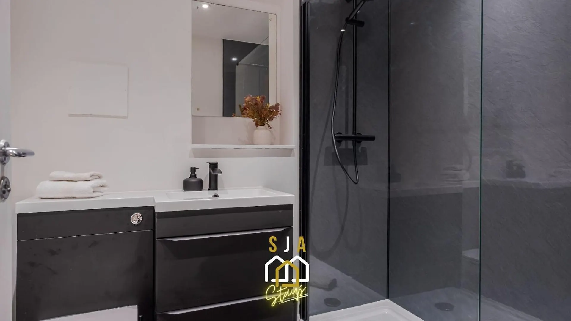 Merkland Stay - Sja Stays - Modern 2 Bed Apartment Aberdeen